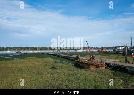 Suffolk, Regno Unito - 13 ottobre 2024 - Vista del fiume Orwell e delle vecchie barche a pin Mill Foto Stock