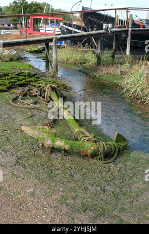 Suffolk, Regno Unito - 13 ottobre 2024 - Vista del fiume Orwell e delle vecchie barche a pin Mill Foto Stock