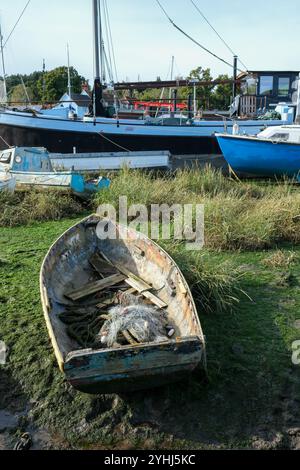 Suffolk, Regno Unito - 13 ottobre 2024 - Vista del fiume Orwell e delle vecchie barche a pin Mill Foto Stock