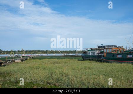 Suffolk, Regno Unito - 13 ottobre 2024 - Vista del fiume Orwell e delle vecchie barche a pin Mill Foto Stock