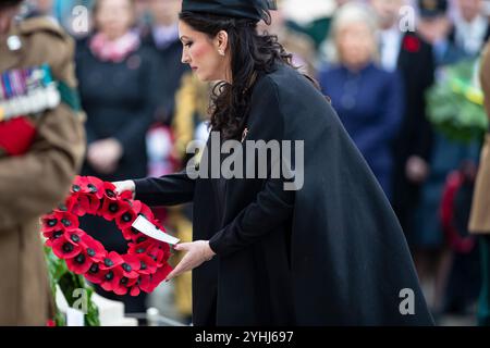 Belfast, Regno Unito. 12 novembre 2024. Cenotafio, Municipio di Belfast 10 novembre 2024.il vice primo ministro Emma Little Pengally ha posato una corona al cenotafio di Belfast per la giornata nazionale della memoria. Crediti: Bonzo/Alamy Live News Foto Stock
