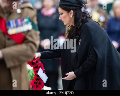 Belfast, Regno Unito. 12 novembre 2024. Cenotafio, Municipio di Belfast 10 novembre 2024.il vice primo ministro Emma Little Pengally ha posato una corona al cenotafio di Belfast per la giornata nazionale della memoria. Crediti: Bonzo/Alamy Live News Foto Stock