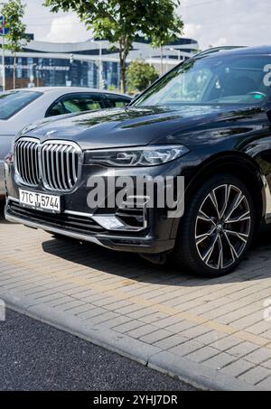 Minsk, Bielorussia, 12 novembre 2024 - BMW di lusso tedesca parcheggiata in strada Foto Stock