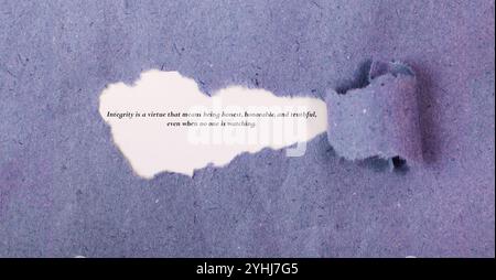 Messaggio sull'integrità scritto su carta strappata con sfondo bianco e viola Foto Stock