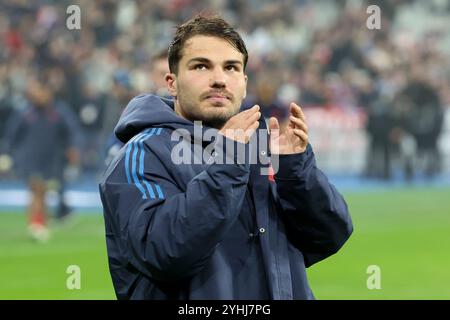 Saint Denis, Francia. 10 novembre 2024. Antoine Dupont di Francia saluta i tifosi dopo la partita di rugby a 15 delle Autumn Nations Series 2025 tra Francia e Giappone il 9 novembre 2024 allo Stade de France di Saint-Denis vicino Parigi, Francia - foto Jean Catuffe/DPPI Credit: DPPI Media/Alamy Live News Foto Stock