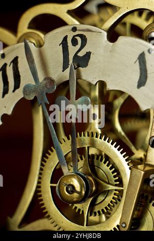 Meccanismo orologio in ottone antico Foto Stock