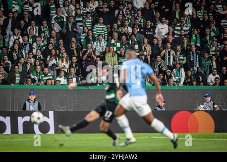Lisboa, Portogallo. 5 novembre 2024. Tifosi del CP sportivo visti durante la fase MD4 della UEFA Champions League 2024/25 tra lo Sporting Clube de Portugal e il Manchester City all'Estadio Jose Alvalade. (Punteggio finale: Sporting CP 4 - 1 CF Manchester City) credito: SOPA Images Limited/Alamy Live News Foto Stock