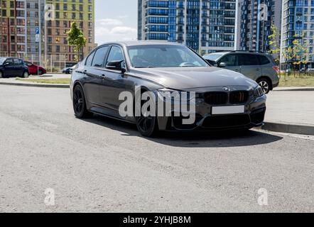 Minsk, Bielorussia, 12 novembre 2024 - Vista frontale dell'auto di lusso BMW parcheggiata in città Foto Stock