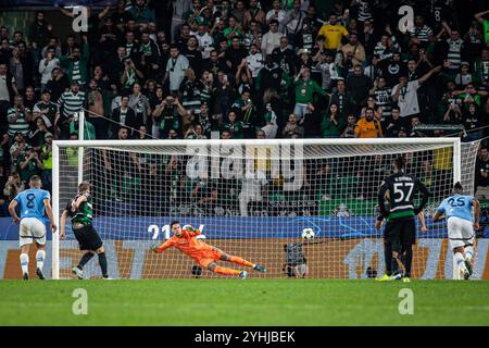 Lisboa, Portogallo. 5 novembre 2024. Viktor Gyokeres (L2) dello Sporting CP in azione durante la fase MD4 della UEFA Champions League 2024/25 tra lo Sporting Clube de Portugal e il Manchester City all'Estadio Jose Alvalade. (Punteggio finale: Sporting CP 4 - 1 CF Manchester City) (foto di David Martins/SOPA Images/Sipa USA) credito: SIPA USA/Alamy Live News Foto Stock