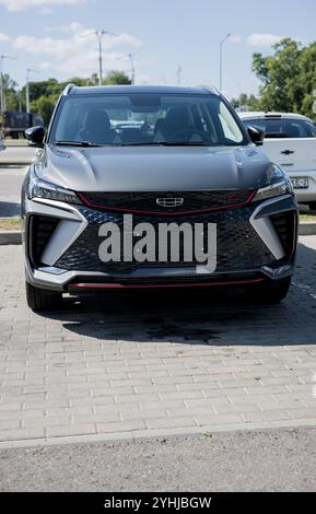 Minsk, Bielorussia, 12 novembre 2024 - Vista frontale auto Geely parcheggiata sulla strada. Foto Stock