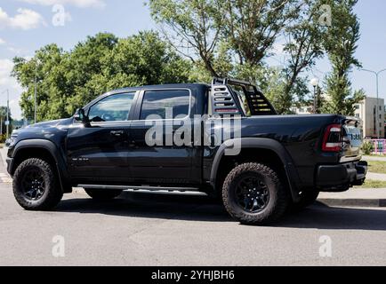 Minsk, Bielorussia, 12 novembre 2024 - Vista laterale Dodge RAM TRx, ritiro parcheggiato in strada Foto Stock