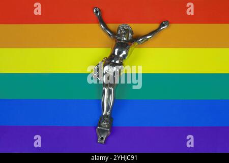 Jesusfigur auf Regenbodenflagge Jesusfigur auf Regenbodenflagge, 02.11.2024, Borkwalde, Brandeburgo. Auf einer Regenbogenflagge befindet sich eine Jesusfigur. *** Figura di Gesù sulla bandiera arcobaleno figura di Gesù sulla bandiera arcobaleno, 02 11 2024, Borkwalde, Brandeburgo c'è una figura di Gesù su una bandiera arcobaleno Foto Stock
