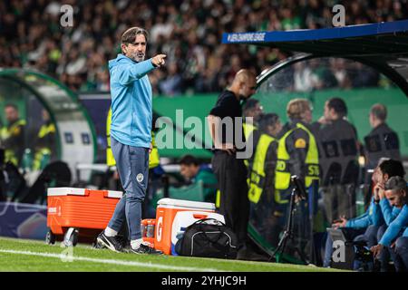 Lisboa, Portogallo. 5 novembre 2024. Il fitness Coach Lorenzo Buenaventura del Manchester City visto durante la fase MD4 della UEFA Champions League 2024/25 tra lo Sporting Clube de Portugal e il Manchester City all'Estadio Jose Alvalade. (Punteggio finale: Sporting CP 4 - 1 CF Manchester City) (foto di David Martins/SOPA Images/Sipa USA) credito: SIPA USA/Alamy Live News Foto Stock