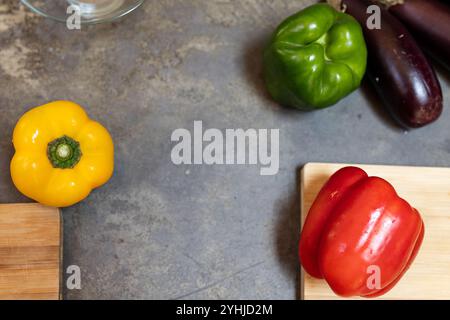 Peperoni e melanzane colorate sul bancone della cucina per cucinare il giorno del Ringraziamento, a casa, spazio per fotocopie Foto Stock