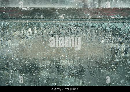 Acqua su una fontana congelata nel tempo. Foto Stock