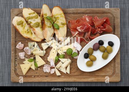 Piatto per un buon umore. Antipasti freddi in un ristorante. Uno spuntino per un buon umore Foto Stock