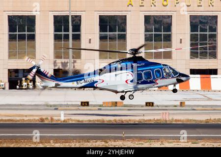 Malaga, Spagna. 21 agosto 2022. Un elicottero Hélity Copter Airlines Agusta-Westland AW-139 atterra all'aeroporto Costa del Sol di Malaga. Hélity Copter Airlines è una compagnia aerea spagnola di elicotteri con sede a Ceuta. La compagnia aerea collega le città di Ceuta con Malga e Algeciras. Hanno anche un centro di villeggiatura Leonardo a Ceuta. Credito: SOPA Images Limited/Alamy Live News Foto Stock