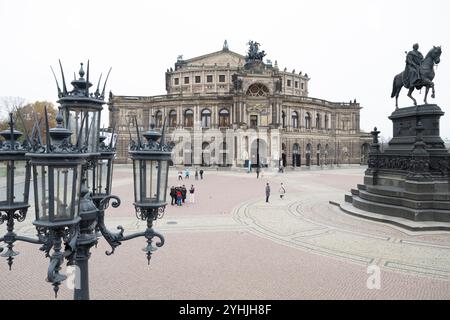 Dresda, Germania. 12 novembre 2024. Passanti sulla Theaterplatz di fronte al Semperoper. Il prossimo Semper Opera Ball si terrà il 7 febbraio 2025. Crediti: Sebastian Kahnert/dpa/Alamy Live News Foto Stock