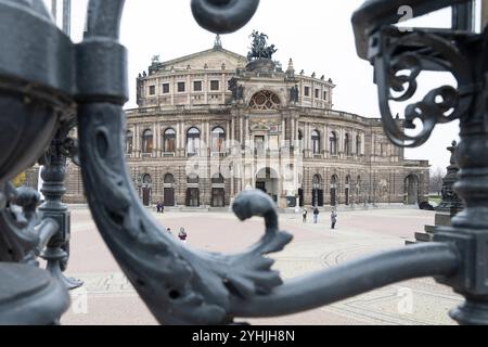 Dresda, Germania. 12 novembre 2024. Passanti sulla Theaterplatz di fronte al Semperoper. Il prossimo Semper Opera Ball si terrà il 7 febbraio 2025. Crediti: Sebastian Kahnert/dpa/Alamy Live News Foto Stock