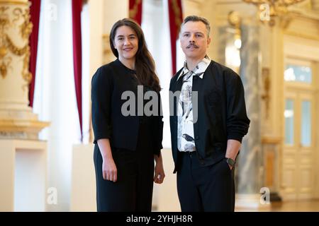 Dresda, Germania. 12 novembre 2024. Il soprano Jasmin Delfs e Tino Piontek, DJ Purple disco Machine, si trovano nel Rundfoyer del Semperoper durante un evento stampa. L'occasione è il prossimo Semper Opera Ball il 7 febbraio 2025. Crediti: Sebastian Kahnert/dpa/Alamy Live News Foto Stock