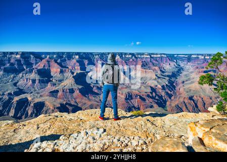 Il Grand Canyon, Arizona, Stati Uniti d'America - 20 Settembre 2018: un giovane ragazzo sul bordo di una scogliera sul Grand Canyon. Foto Stock