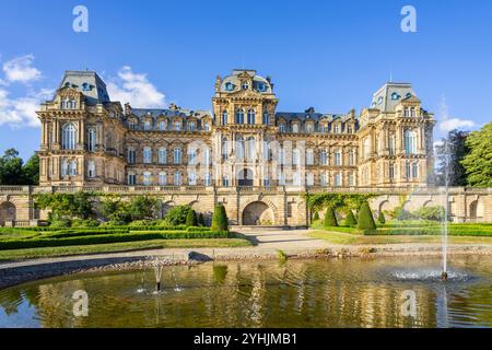 Il Bowes Museum con fontana ornamentale è una galleria d'arte nella città di Barnard Castle County Durham Inghilterra Regno Unito Europa Foto Stock