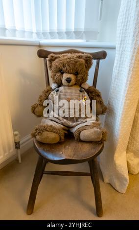 Teddy Bear seduto sulla sedia per bambini Foto Stock