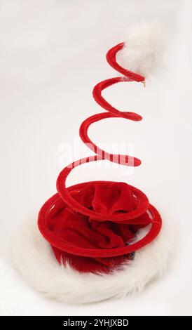 Nuovo cappello di Babbo Natale con primavera Foto Stock