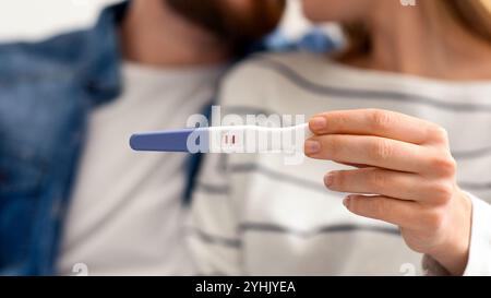 Coppia innamorata che scopre i risultati del test di gravidanza Foto Stock