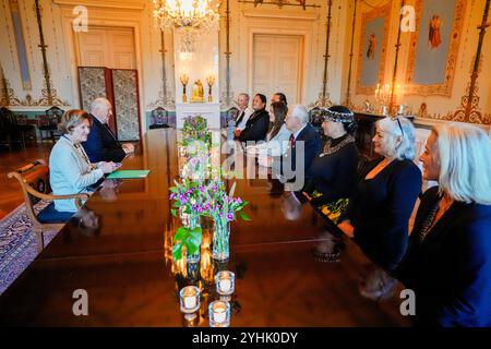 Oslo 20241112. Il re norvegese Harald e la regina Sonja ricevono una delegazione dall'Isola di Pasqua e dalle autorità cilene al pubblico del Palazzo in occasione del ritorno dei resti dal museo Kon-Tiki. Foto: Lise Aaserud / NTB / PISCINA Foto Stock