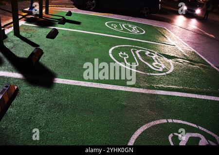 punto di ricarica per auto elettriche, energia sostenibile, elettricità Foto Stock