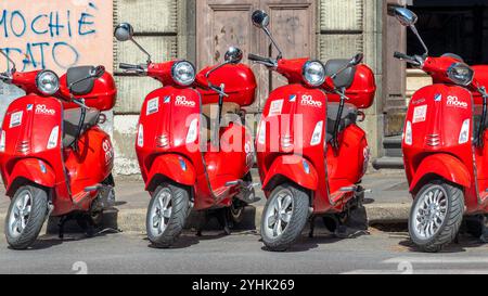 ROMA, ITALIA - 9 MAGGIO 2022: Un gruppo di scooter da città parcheggiate pronti per il noleggio. Foto Stock
