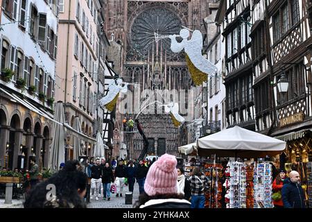 Strasburgo, Francia. 12 novembre 2024. Il mercatino di Natale, le decorazioni e il grande albero di Strasburgo si preparano ad aprire dal 27 novembre al 24 dicembre 2024. 11 novembre 2024, Strasburgo, Francia nord-orientale. Foto di Nicolas Roses/ABACAPRESS. COM credito: Abaca Press/Alamy Live News Foto Stock