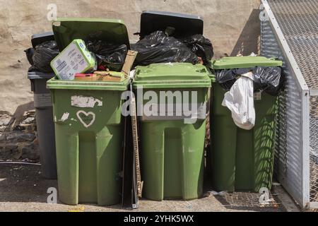 Contenitori per il riciclaggio e la pulizia in plastica verde e grigia riempiti di cartone e sacchetti per la spazzatura neri in un vicolo sul retro, Old Montreal, Canada, Nord America Foto Stock