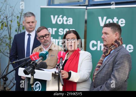 (Sinistra destra) Pearse Doherty, portavoce degli alloggi Eoin o Broin, il leader del Sinn Fein Mary Lou McDonald e Mark Ward lanciano le proposte del loro partito per rendere gli alloggi accessibili e riportare la proprietà domestica alla portata dei lavoratori a Clondalkin, Dublino, in vista delle elezioni generali del 29 novembre. Data foto: Martedì 12 novembre 2024. Foto Stock