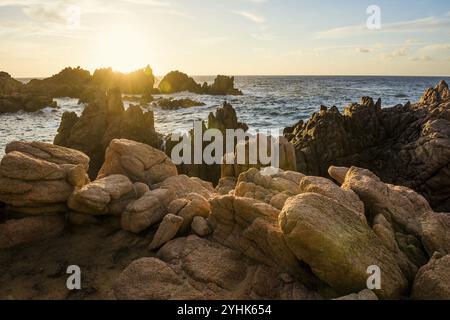 Rocce rosse sul mare, tramonto, Costa Paradiso, Sardegna, Italia, Europa Foto Stock