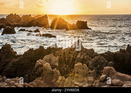 Rocce rosse sul mare, tramonto, Costa Paradiso, Sardegna, Italia, Europa Foto Stock