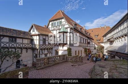 Cortile interno del castello di Wartburg. Il castello vicino a Eisenach, nella foresta della Turingia nord-occidentale, è stato inserito tra i patrimoni dell'umanità dell'UNESCO nel 19 Foto Stock