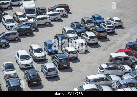 Vista dall'alto del parcheggio a Urbino, Marche, Italia, Europa Foto Stock