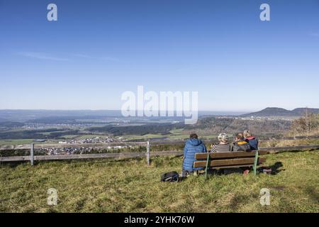 Gli escursionisti che riposano su una panchina presso il punto di osservazione dal Klippeneck, alto 980 metri, sul bordo occidentale dell'Alb svevo, Denkingen, distretto di Tuttlingen, Foto Stock