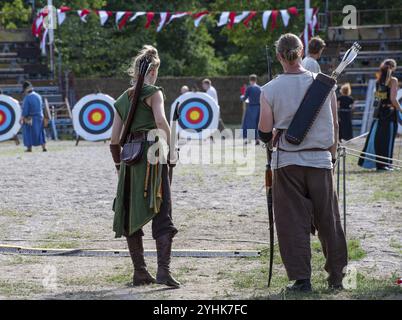 Arcieri, Concorso, settimana medievale, città anseatica di Visby, sito patrimonio dell'umanità dell'UNESCO, isola di Gotland, Svezia, Europa Foto Stock