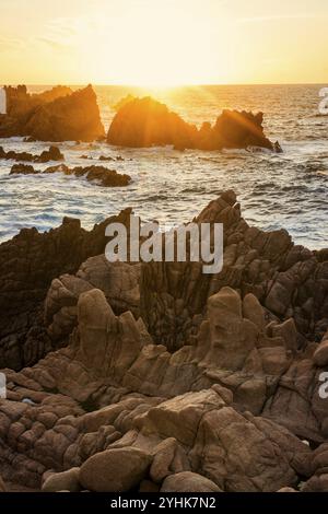 Rocce rosse sul mare, tramonto, Costa Paradiso, Sardegna, Italia, Europa Foto Stock