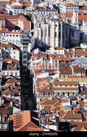 Vista su Lisbona, l'ascensore di Santa Justa e la chiesa e il convento di nostra Signora del Carmelo, Portogallo, Europa Foto Stock