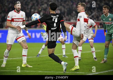 Duello, azione Omar Marmoush Eintracht Frankfurt SGE (07) contro Maximilian Mittelstaedt VfB Stuttgart (07) Jeff Chabot VfB Stuttgart (24) MHPArena, MH Foto Stock