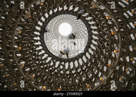Visitatore su lastre di vetro dal basso, The Hive, opere d'arte di Wolfgang Buttress, Royal Botanic Gardens (Kew Gardens), sito patrimonio dell'umanità dell'UNESCO, Kew, Greate Foto Stock