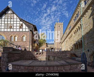 Cortile interno del castello di Wartburg. Il castello vicino a Eisenach, nella foresta della Turingia nord-occidentale, è stato inserito tra i patrimoni dell'umanità dell'UNESCO nel 19 Foto Stock