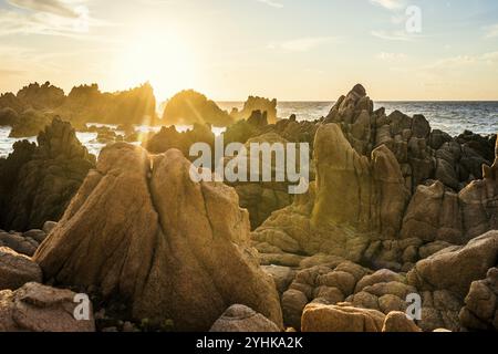 Rocce rosse sul mare, tramonto, Costa Paradiso, Sardegna, Italia, Europa Foto Stock