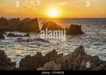 Rocce rosse sul mare, tramonto, Costa Paradiso, Sardegna, Italia, Europa Foto Stock