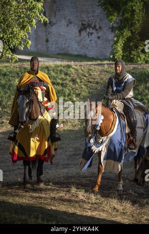 Cavalieri a cavallo, partecipanti, settimana medievale, città anseatica di Visby, patrimonio dell'umanità dell'UNESCO, isola di Gotland, Svezia, Europa Foto Stock