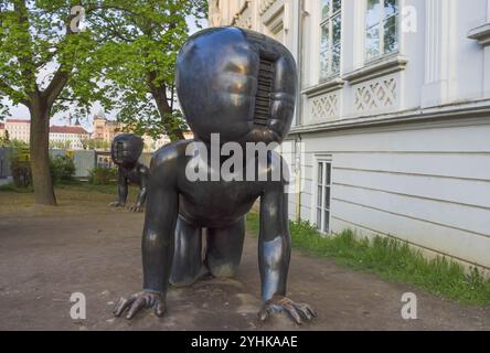 Praga, Repubblica Ceca-29.04.2023: Baby scultura strisciante del controverso scultore ceco David Cerny al Museo di arte moderna nel Parco di Kampa Foto Stock